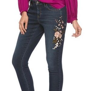 Jennifer Lopez skinny ankle length embroidered jeans. Size 4